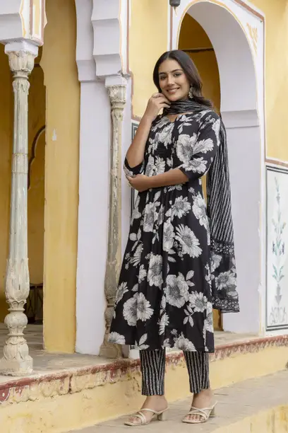 Women Pure Cotton Kurta Pant Dupatta Set - Image 3
